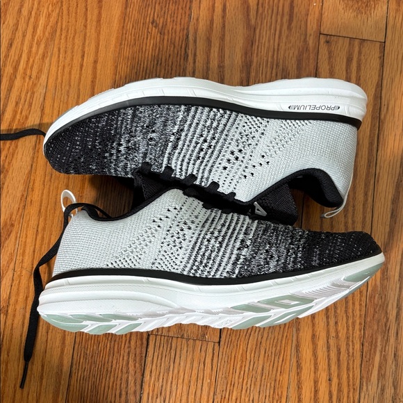 APL Techloom Pro Sneaker Black Grey White size 5.5 NWT running - Picture 4 of 12